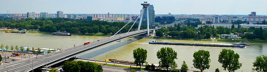 Словакия, Братислава, Дунай и Мост СНП (НЛО), вид на Петржалку
